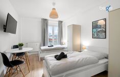 Schlafzimmer 1 mit zwei Einzelbetten, Sitzecke, Smart TV und Balkon