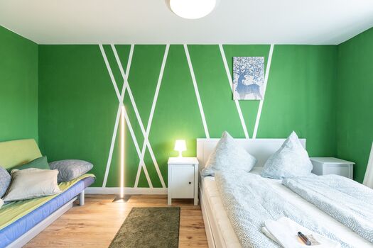 Einladendes Schlafzimmer mit komfortablem Doppelbett, Sitzgelegenheit und natürlicher Dekoration für maximale Entspannung. #VonVImmoServiceUG #Schlafbereich #VollAusgestattet #KomfortabelSchlafen #Wohlfühlen #Duisburg