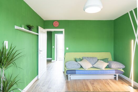 Modern eingerichtetes Schlafzimmer mit großzügigem Bett, eleganter Einrichtung und entspannter Atmosphäre. #VonVImmoServiceUG #ModernesWohnen #ErholsamerAufenthalt #Schlafkomfort #HelleWohnung #Duisburg