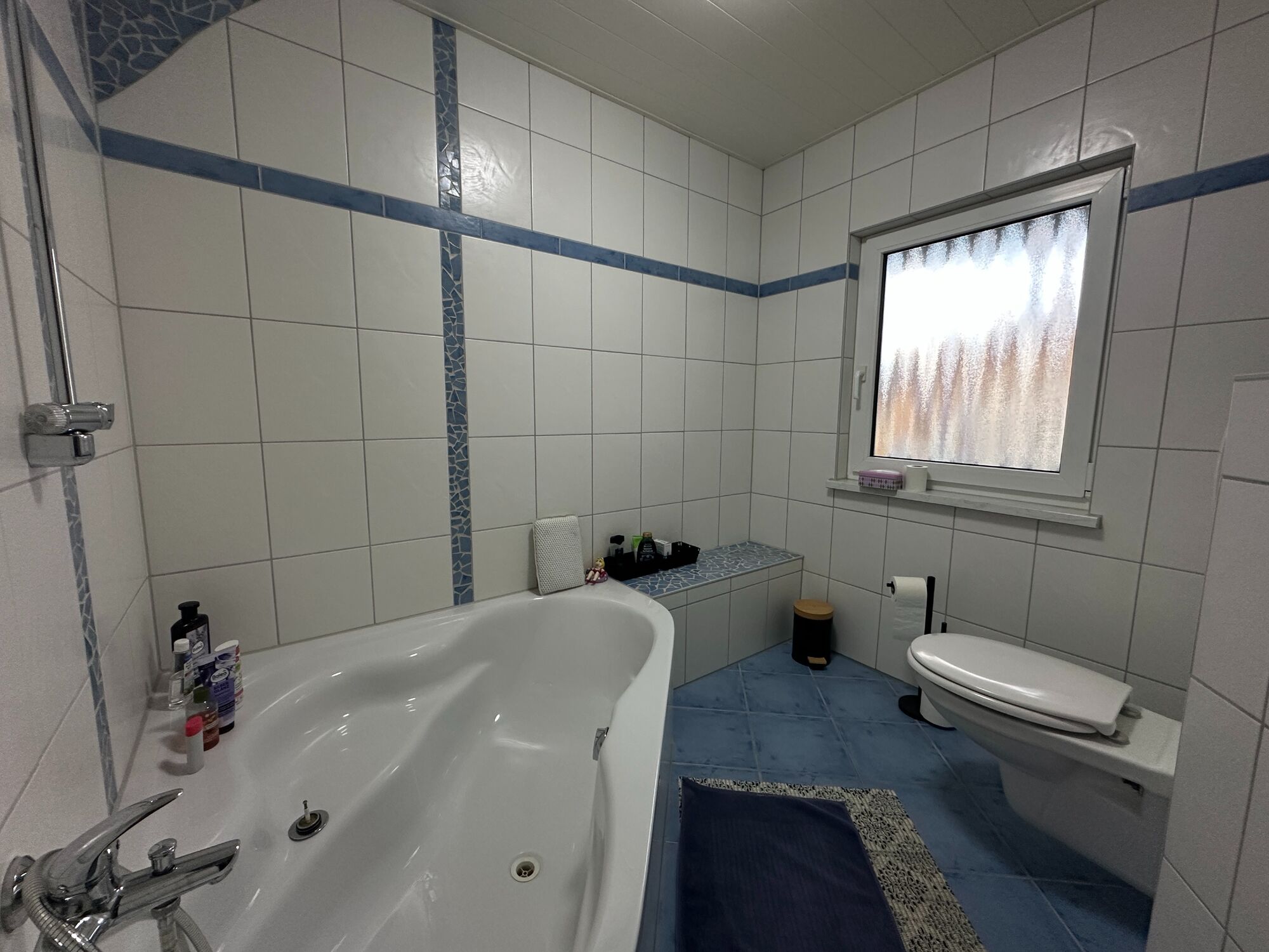 Badezimmer mit Eckbadewanne