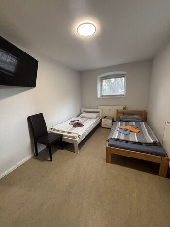 Schlafzimmer mit zwei Einzelbetten