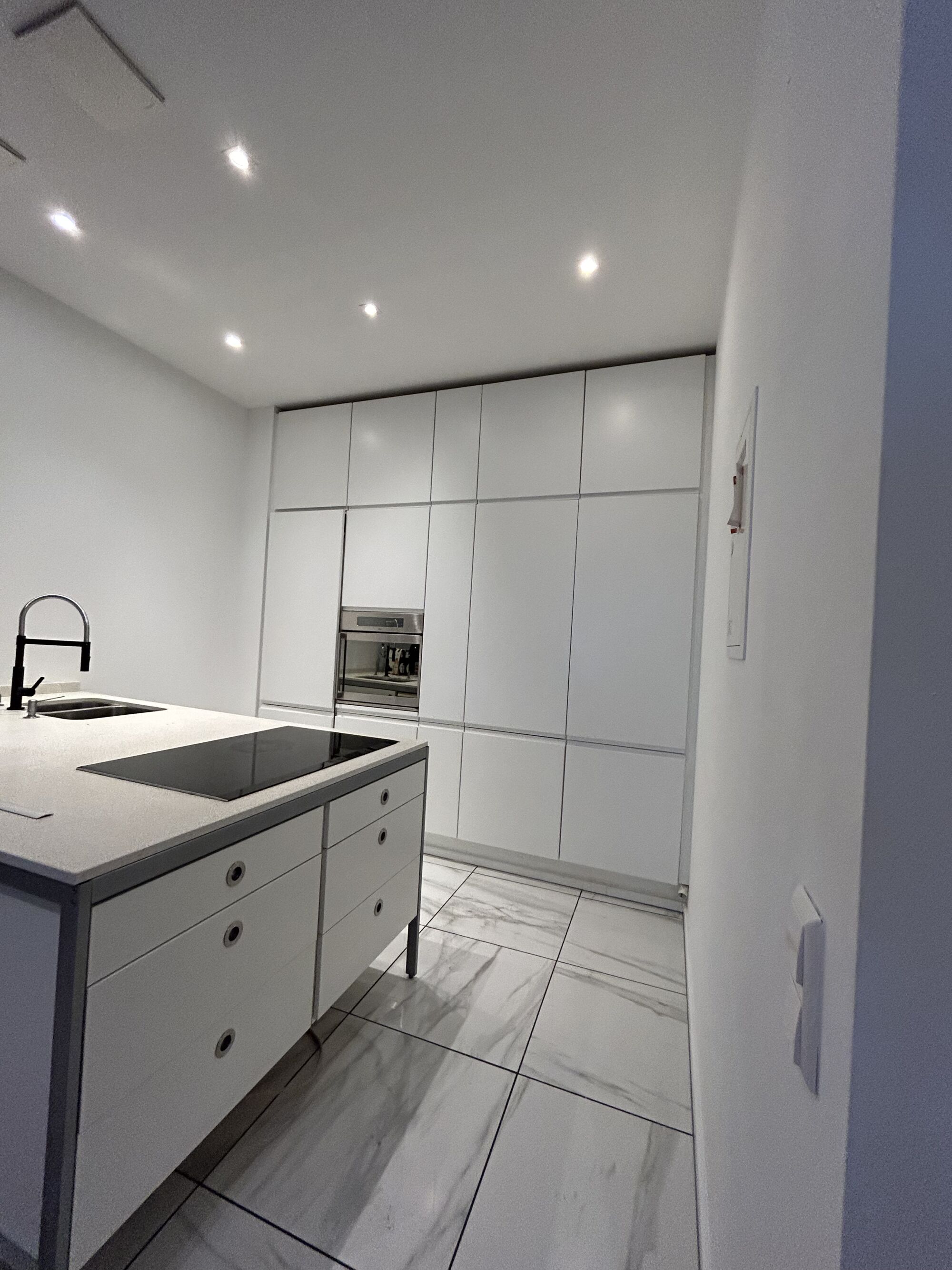 Design-Küche mit Kochinsel, Spülmaschine, Ceranfeld & großem Kühlschrank