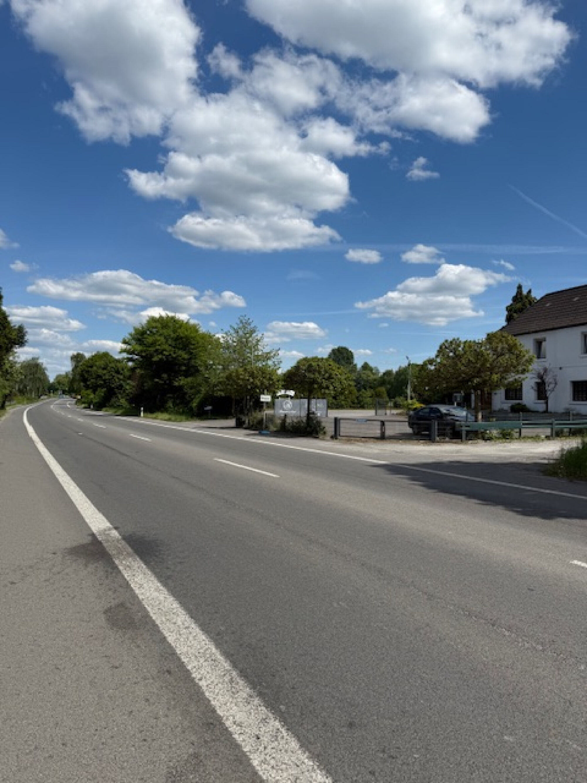 Hauptstraße direkt an der A1