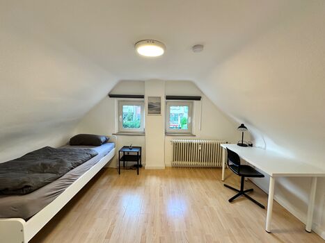 Einzelzimmer mit Schreibtisch