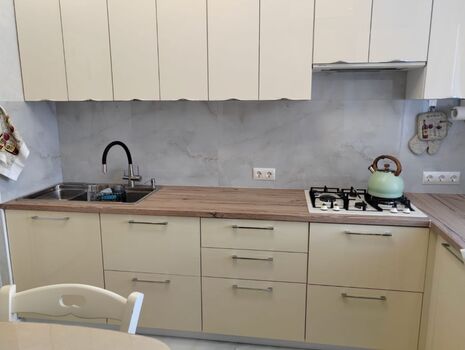 Voll ausgestattete Küche mit allem, was Sie zum komfortablen Kochen und Genießen brauchen. Ideal für längere Aufenthalte. #VonVImmoServiceUG #VollAusgestattet #Küchenkomfort #PraktischesKochen #KomfortabelWohnen