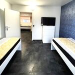 Helles Schlafzimmer mit komfortablem Bett, Sitzecke und modernem Design – ideal für lange Aufenthalte. #VonVImmoServiceUG #Schlafzimmer #KomfortabelWohnen #Lichtdurchflutet #Entspannen #Duisburg