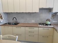 Voll ausgestattete Küche mit allem, was Sie zum komfortablen Kochen und Genießen brauchen. Ideal für längere Aufenthalte. #VonVImmoServiceUG #VollAusgestattet #Küchenkomfort #PraktischesKochen #KomfortabelWohnen