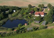 Außenbereich mit Grillplatz am Teich