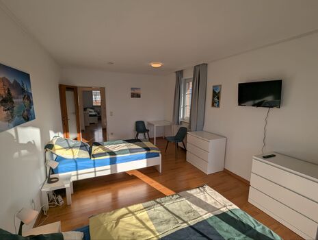 Neues Apartment + 4 Zimmer, Küche, WaMa, SpüMa, TV, Balkon Bild 2