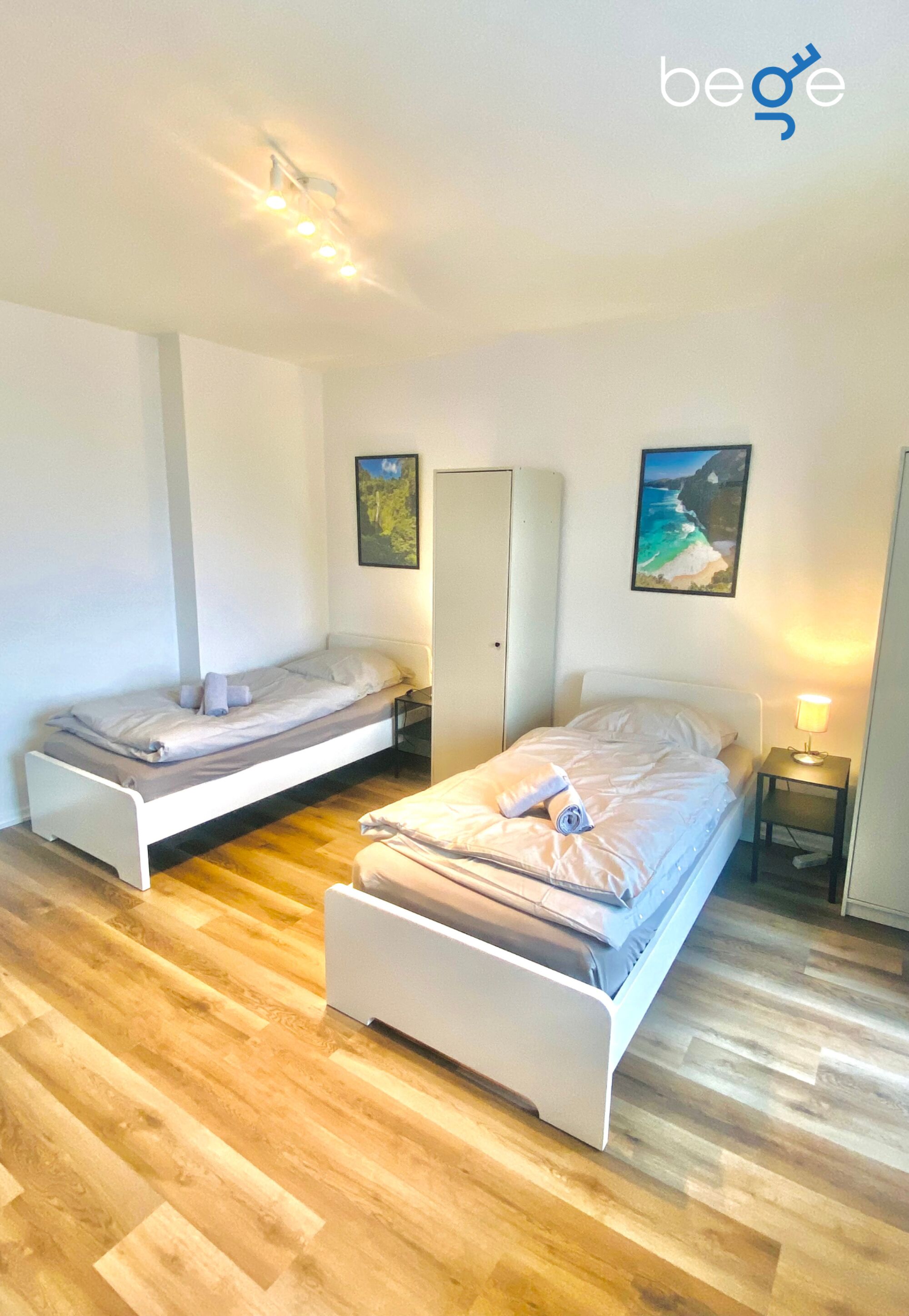 Schlafzimmer 1 mit zwei Einzelbetten, Sitzecke und Smart TV