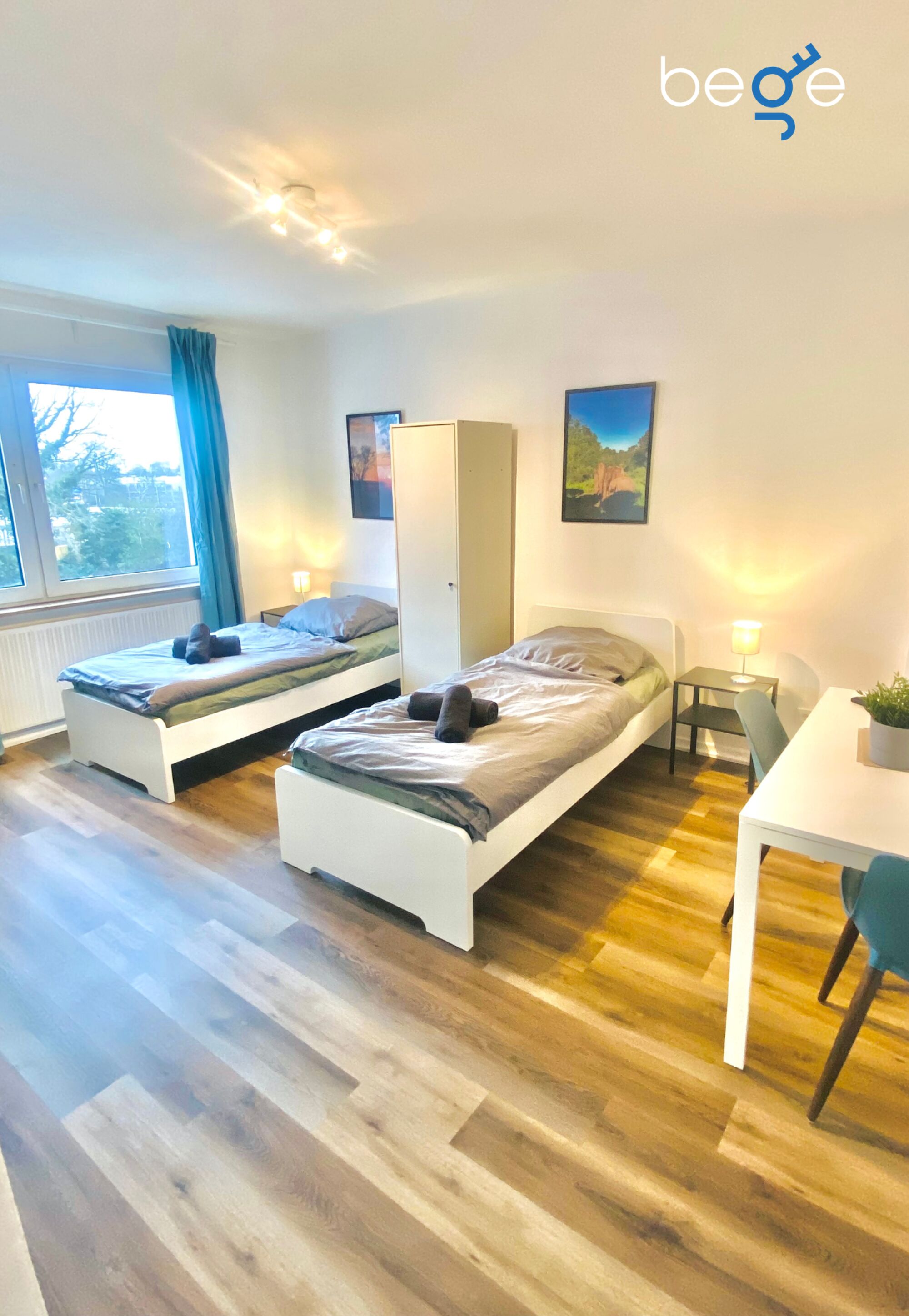 Schlafzimmer 1 mit zwei Einzelbetten, Sitzecke und Smart TV