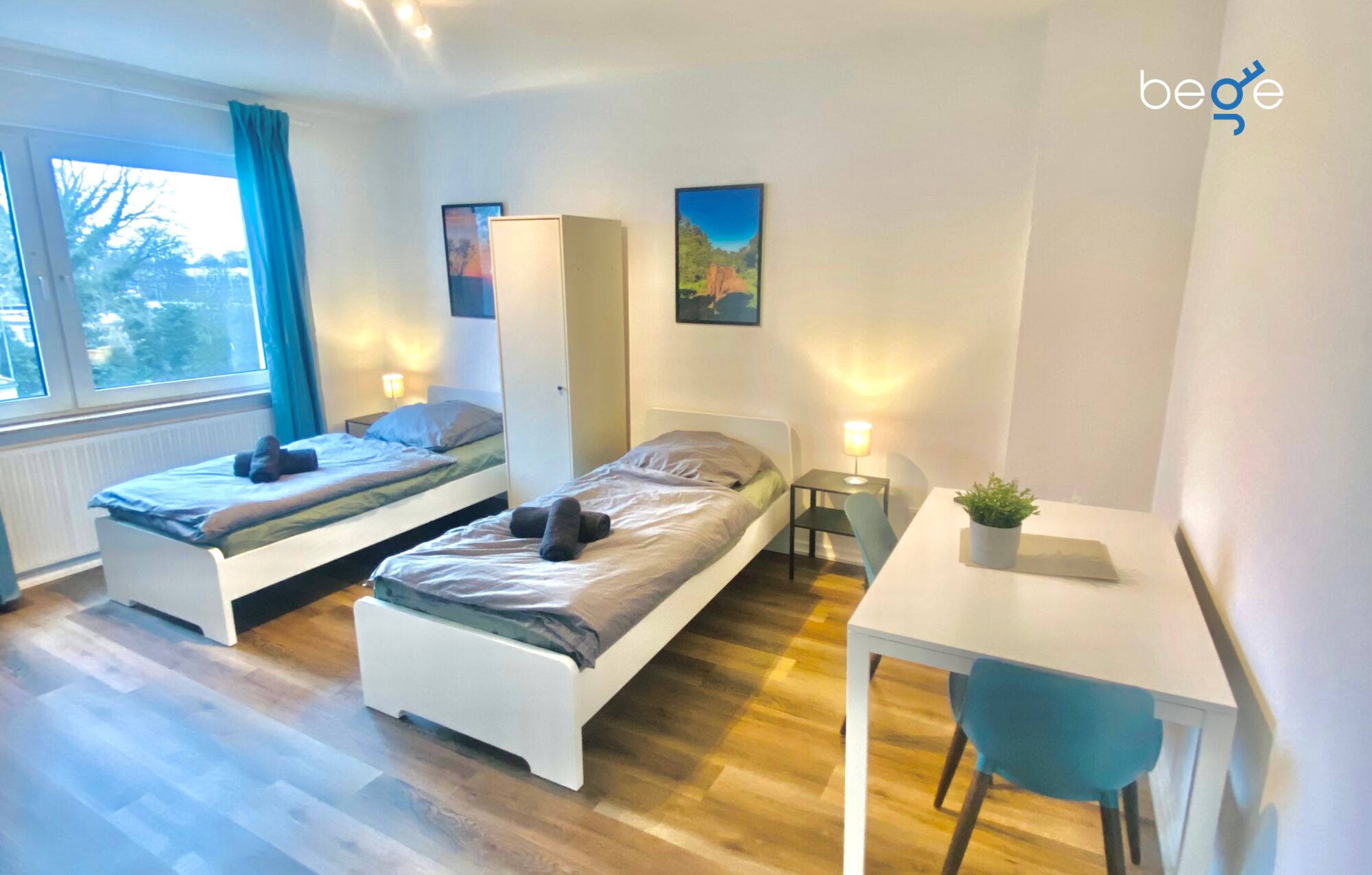 Schlafzimmer 1 mit zwei Einzelbetten, Sitzecke und Smart TV