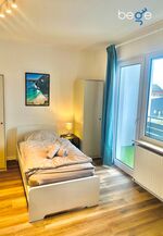 Schlafzimmer 2 mit zwei Einzelbetten, Sitzecke und Smart TV