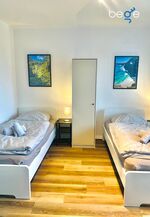 Schlafzimmer 2 mit zwei Einzelbetten, Sitzecke und Smart TV