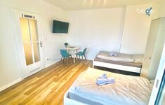 Schlafzimmer 1 mit zwei Einzelbetten, Sitzecke und Smart TV