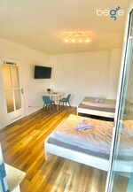 Schlafzimmer 1 mit zwei Einzelbetten, Sitzecke und Smart TV