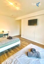 Schlafzimmer 2 mit zwei Einzelbetten, Sitzecke und Smart TV