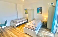 Schlafzimmer 1 mit zwei Einzelbetten, Sitzecke und Smart TV