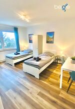 Schlafzimmer 1 mit zwei Einzelbetten, Sitzecke und Smart TV