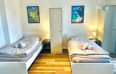 Schlafzimmer 2 mit zwei Einzelbetten, Sitzecke und Smart TV