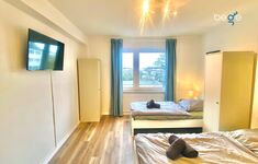 Schlafzimmer 1 mit zwei Einzelbetten, Sitzecke und Smart TV