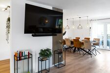 Smart TV mit großem Esstisch