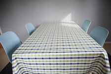 Esstisch für bis zu fünf Personen