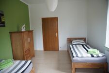 Grünes Zimmer mit zwei getrennten Betten