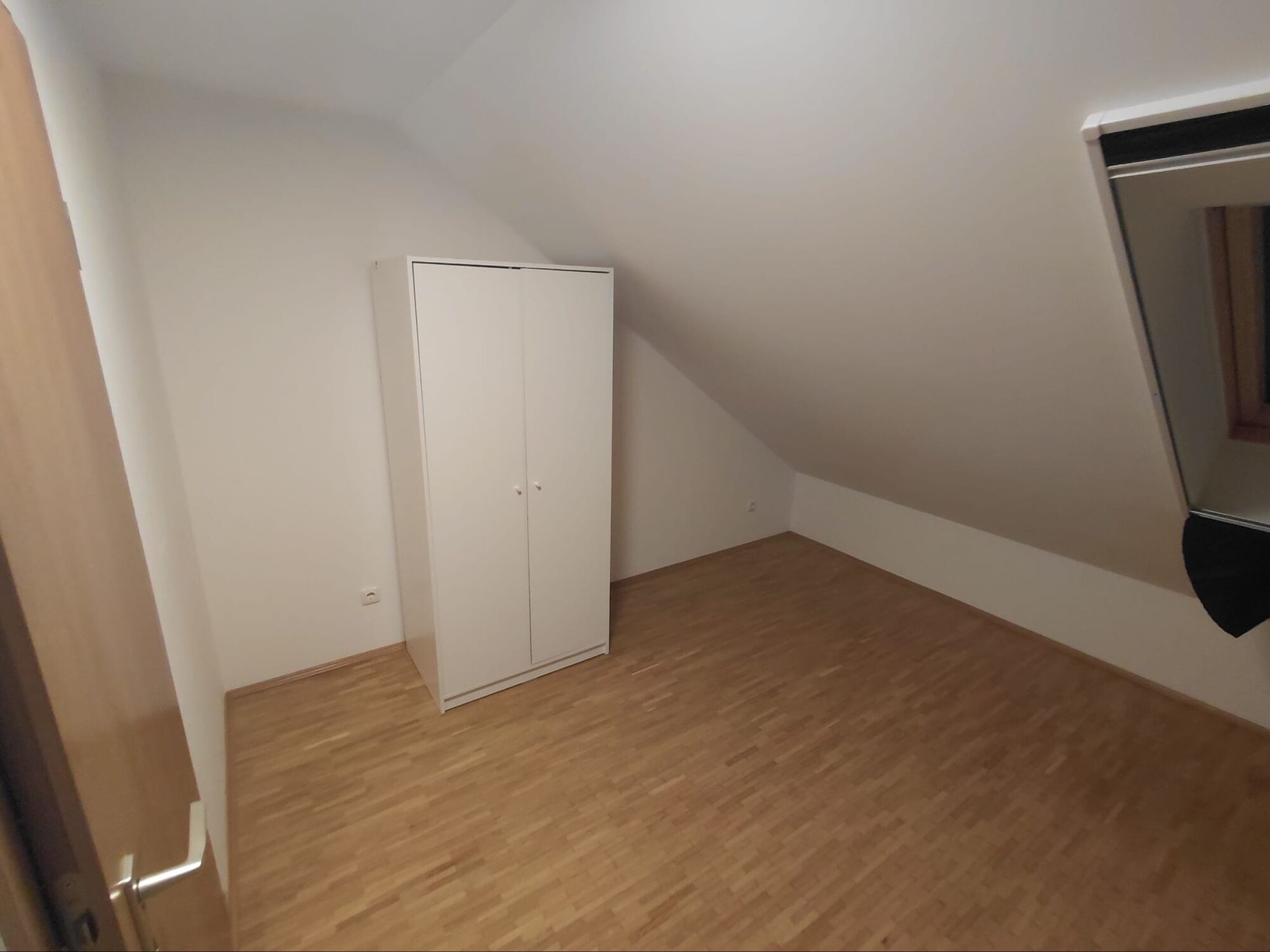 Gemütliches Dachgeschosszimmer für 2 Personen mit Einzelbetten.