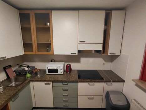 Voll ausgestattete Gemeinschaftsküche zur täglichen Nutzung.