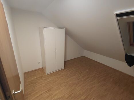 Gemütliches Dachgeschosszimmer für 2 Personen mit Einzelbetten.