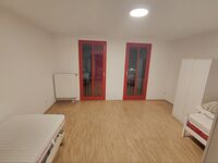 Zweites Doppelzimmer mit Einzelbett(en) und Kleiderschrank.