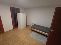 Helles Doppelzimmer mit zwei Einzelbetten – ruhig und geräumig.