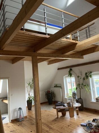 großes Wohnzimmer mit Galerie