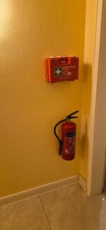 Erste Hilfe/Feuerlöscher-Set