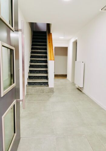 Vollausgestattetes Haus mit Terrasse und Parkplatz