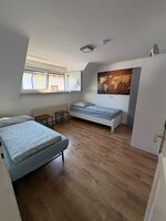 Kleiderschrank und Bettwäsche