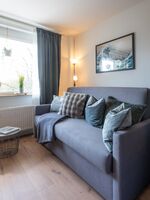 Die große Schlafcouch (160 x 200cm) lädt für bis zu drei Personen zu einem gemütlichen Fernsehabend ein; inkl. Couch-Ablagetisch, Stehleuchte, Beistelltisch, Leselampe und mehreren Steckdosen