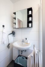 Badezimmer mit Föhn, Hand- und Duschtüchern, Wäschekörben, Cremeseife, Duschgel, Spiegelschrank mit 6 Zahnputzbechern, Badewanne / Dusche für bis zu 6 Personen