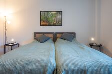 Schlafzimmer 1 mit Doppelbett (optional), Stehlampe, Leselampe und privaten Steckdosen