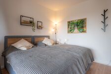 Schlafzimmer 2 mit Doppelbett (optional), Stehlampe, Leselampe und privaten Steckdosen