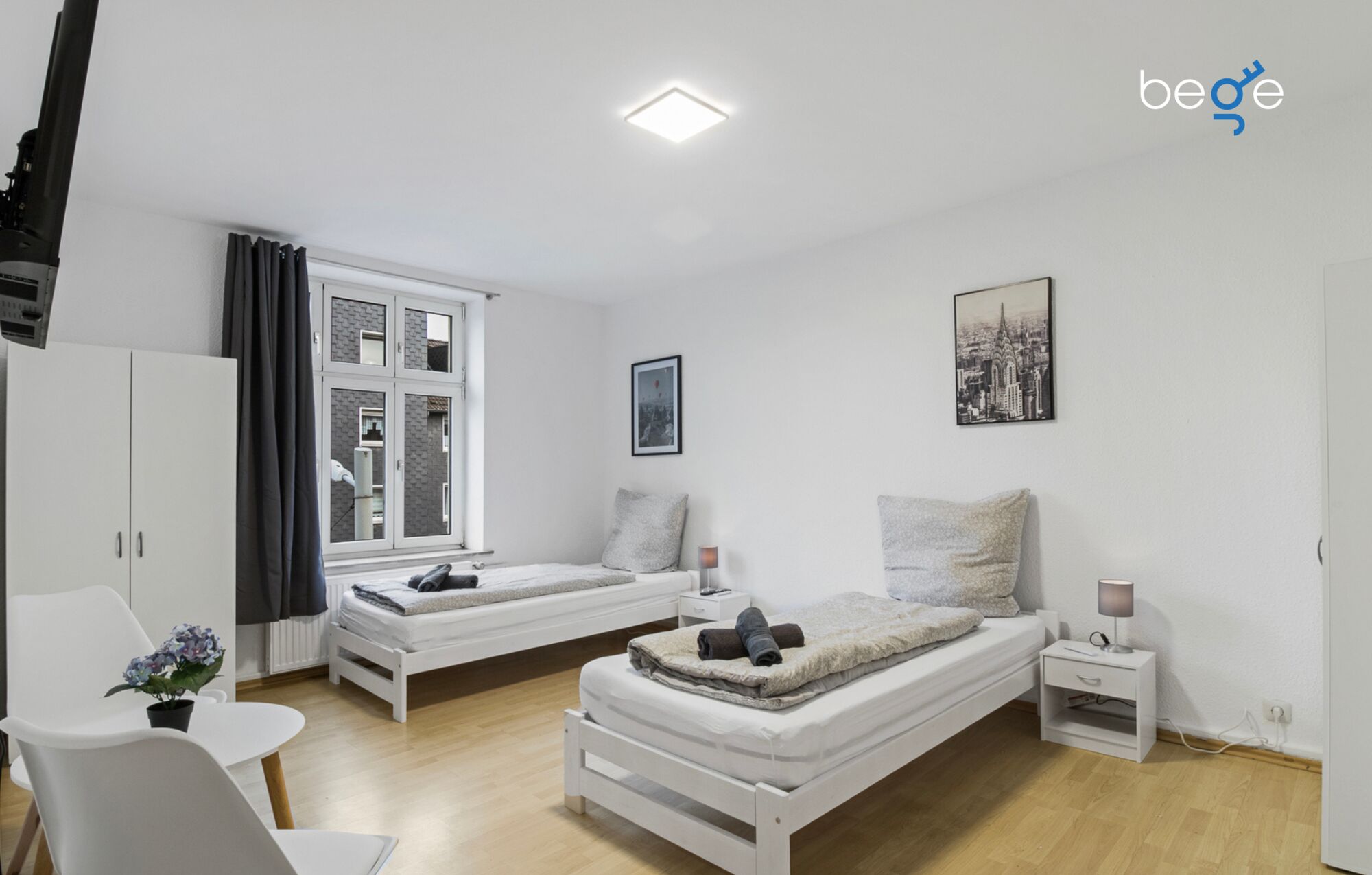 Schlafzimmer 1 mit zwei Einzelbetten, Sitzecke und Smart TV