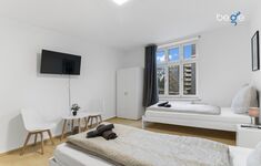 Schlafzimmer 1 mit zwei Einzelbetten, Sitzecke und Smart TV