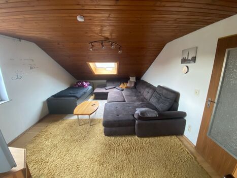 Wohnung / Zimmer mit viel Platz in ruhiger Lage