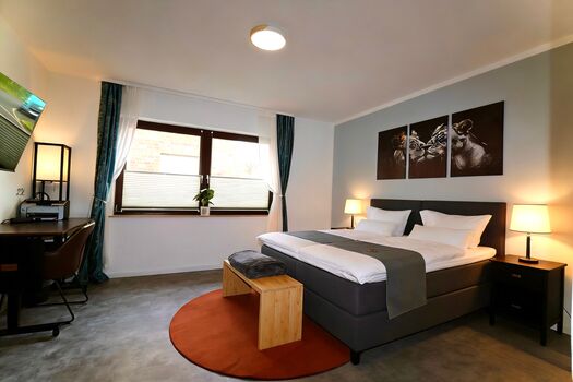 Hochwertige neue Boxspringbetten mit Satainbettwäsche