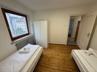 Komplettes Haus mit 3 Wohnungen je 3 Schlafzimmer sowie Balkon u. Garten Picture 4