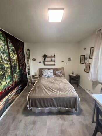 Gemütliches Gästezimmer im Haus mit Garten