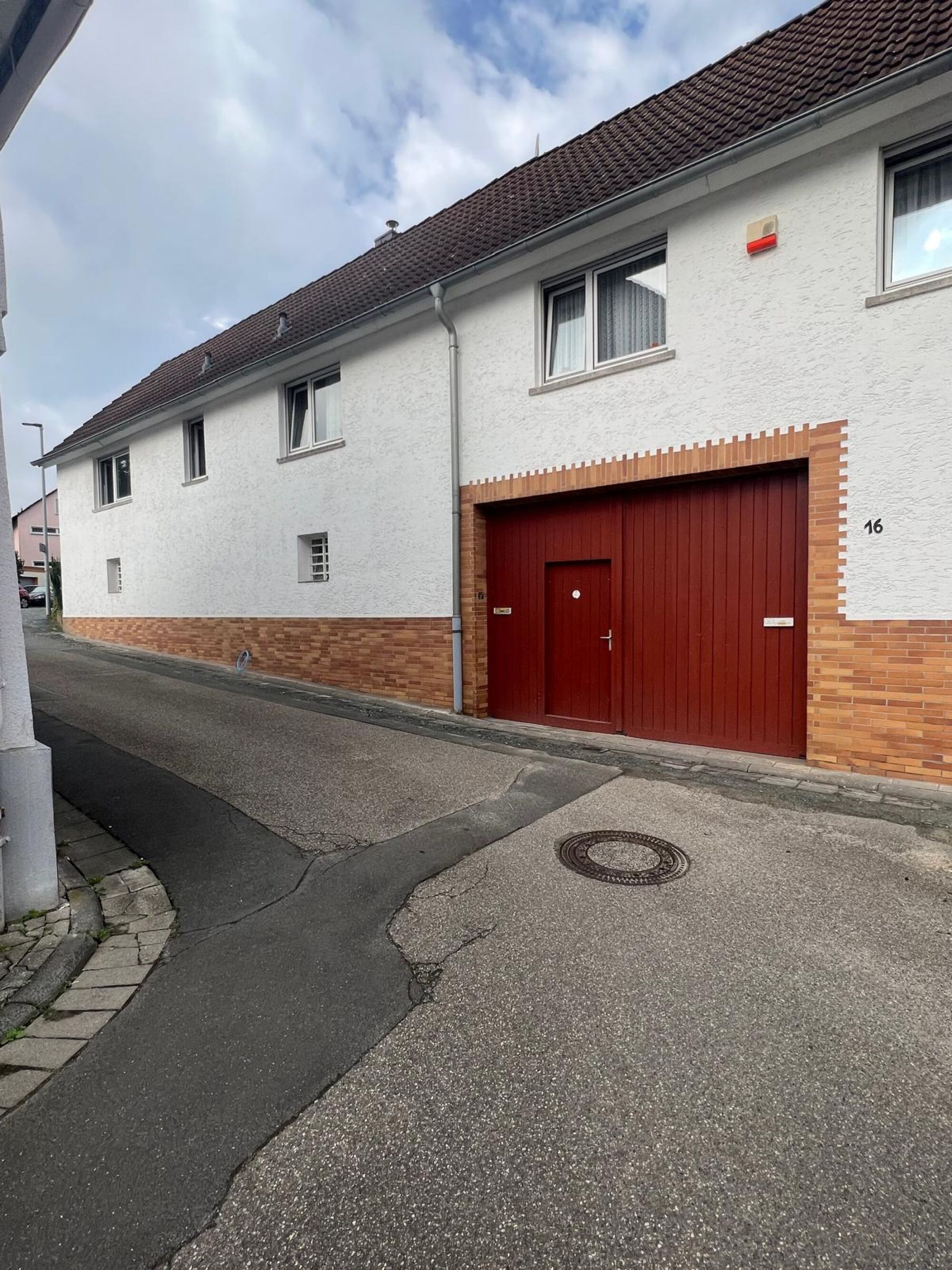 Hausansicht mit Toreinfahrt