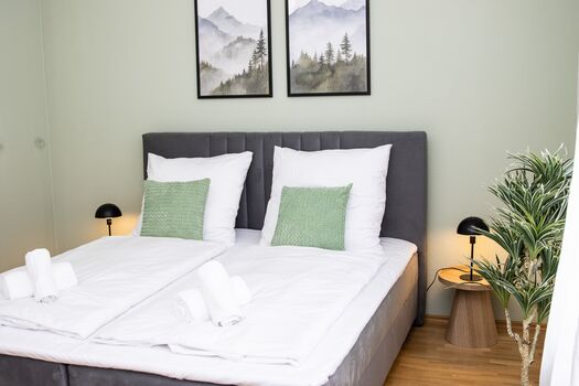 Schlafzimmer 1 mit einem Doppelbett oder zwei einzelnen Betten