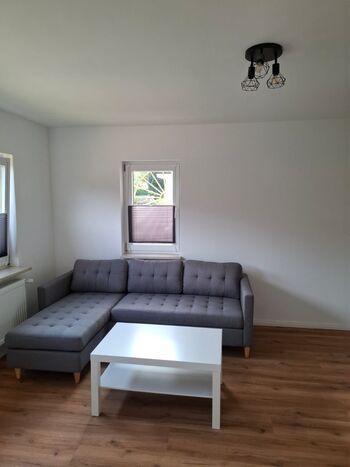 Wohn/Schlafzimmer mit Sofa im EG